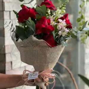 BUQUÊ DE ROSAS BEIJINHO
