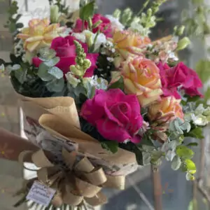BUQUÊ DE ROSAS CONFETE